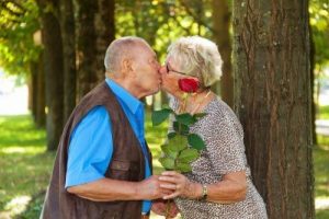 pareja-de-viejitos-ancianos-enamorados-7